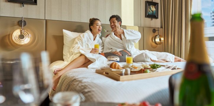 pullman-singapore-hill-street_lifestyle_breakfast-in-bed-2-2