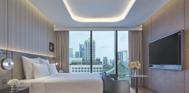 pullman-singapore-hill-street_studio-suite_bed-city-view-2-2